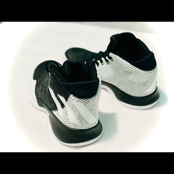 ADIDAS CRAZY HEAT
👟Lightweight
👟Neoprene heel tab for comfort and stability